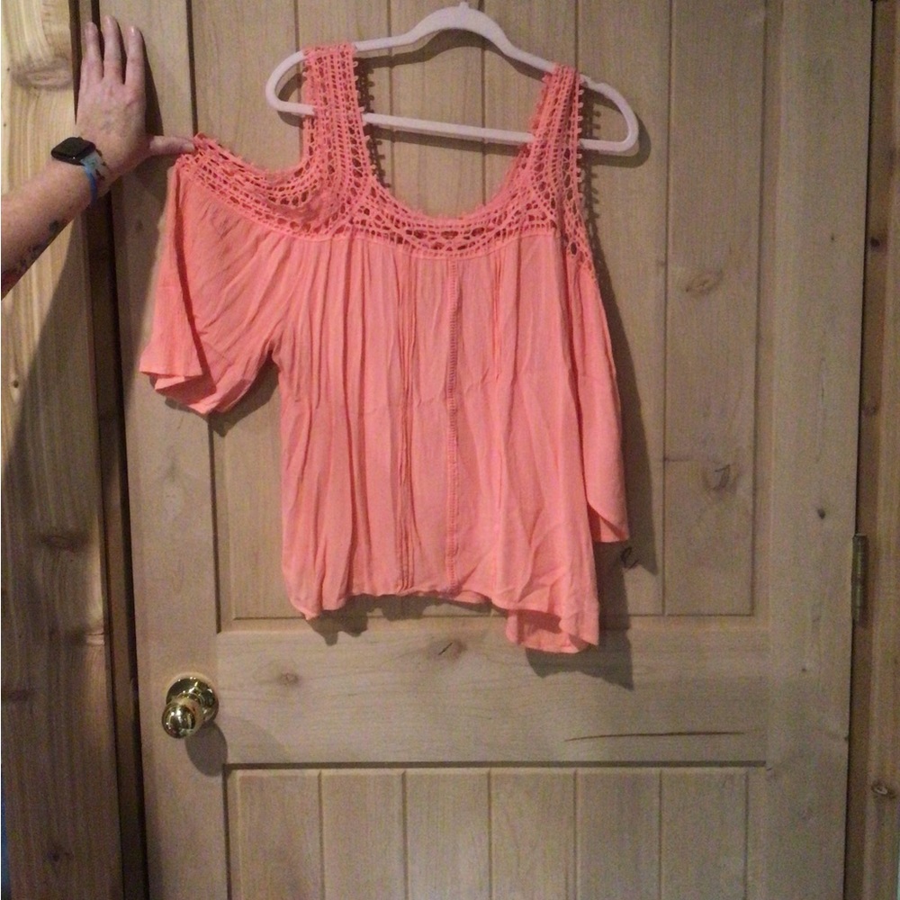 🔥🔥Maurice’s XXL gently worn cold shoulder top. Excellent preowned condition.